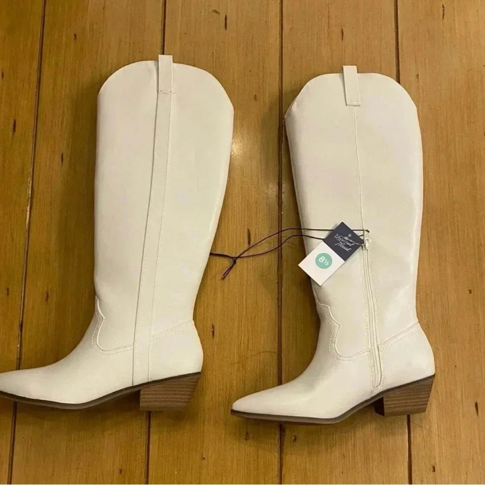 Women's White Cowboy Boots NEW
Faux Leather pointed toe knee height